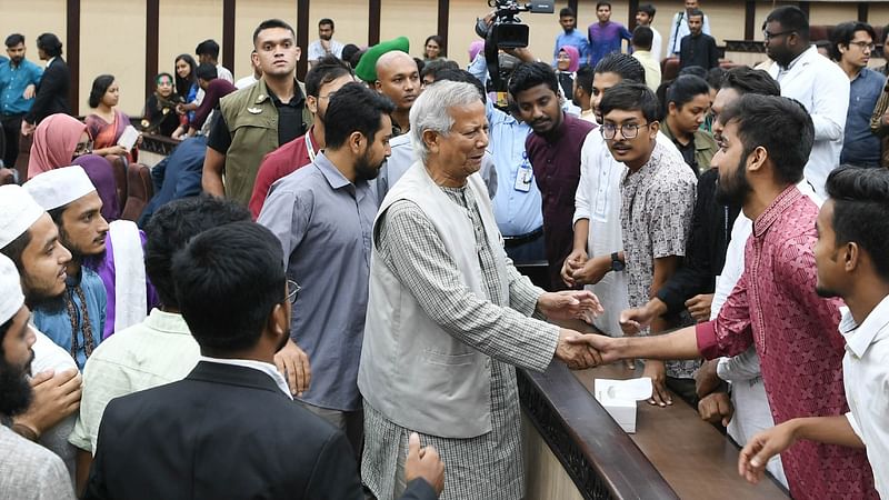 Interim government’s chief adviser professor Dr. Muhammad Yunus shakes hand with students at a meeting to exchange views with students at the Chief Advisers’ Office in Dhaka on 8 September 2024